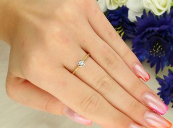 Elegancki złoty pierścionek Wieczna Miłość z diamentem 0,95 ct, barwa H, czystość SI, trzy ramiona z białego złota. Idealny na zaręczyny lub prezent z certyfikatem autentyczności.2.jpg